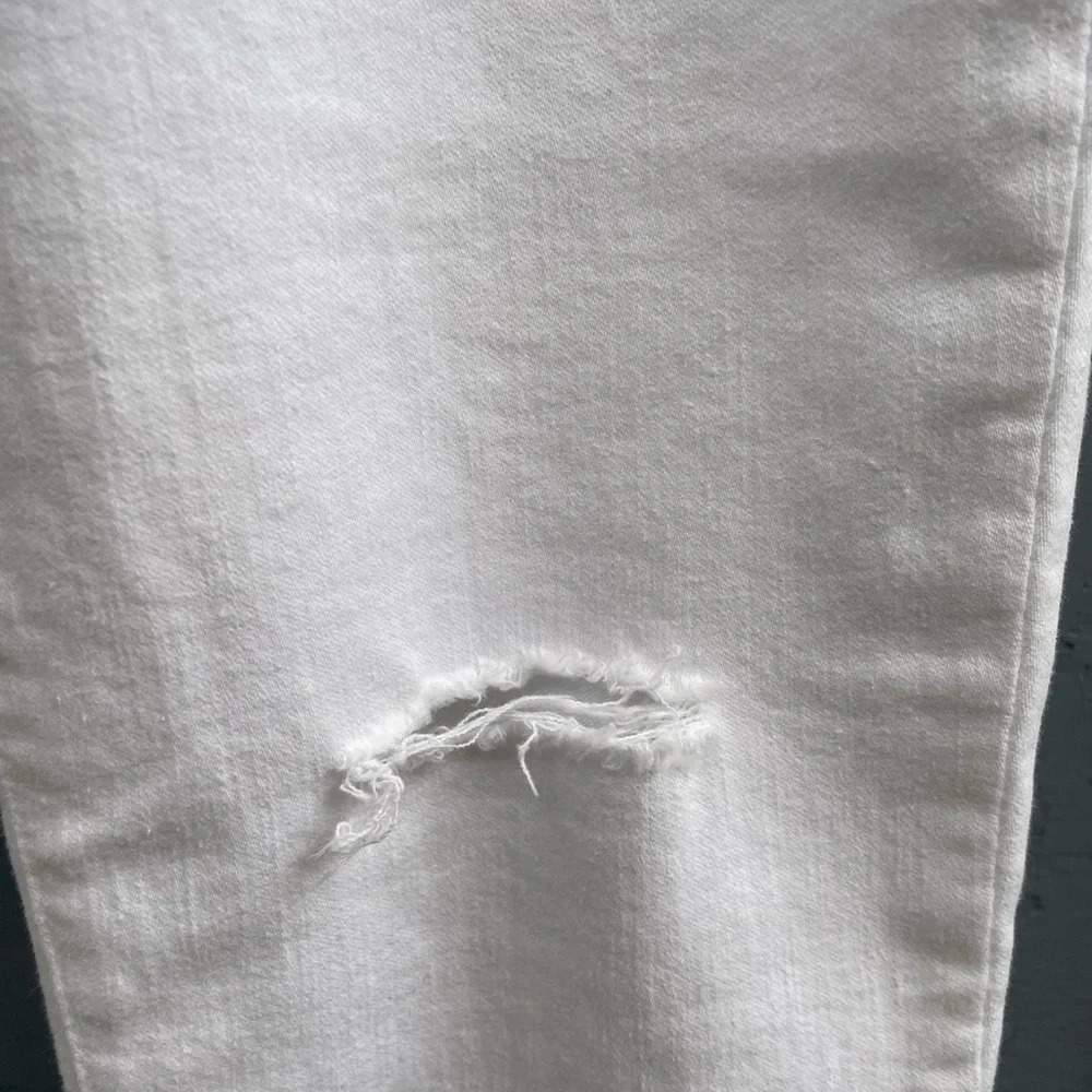 Madewell 9" Mid-Rise Skinny Crop Jeans in Pure  White: Knee-Rip Edition, size 32 - Picture 5 of 12